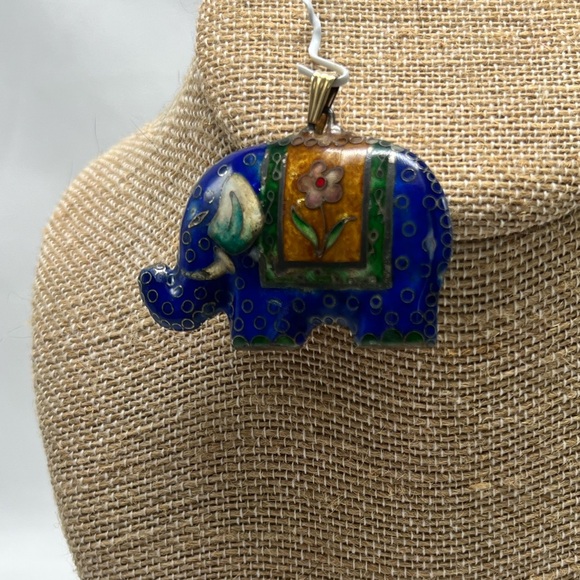 Beautiful Chinese cloisonné Blue Floral Elephant Vintage Necklace Pendant - Picture 2 of 5